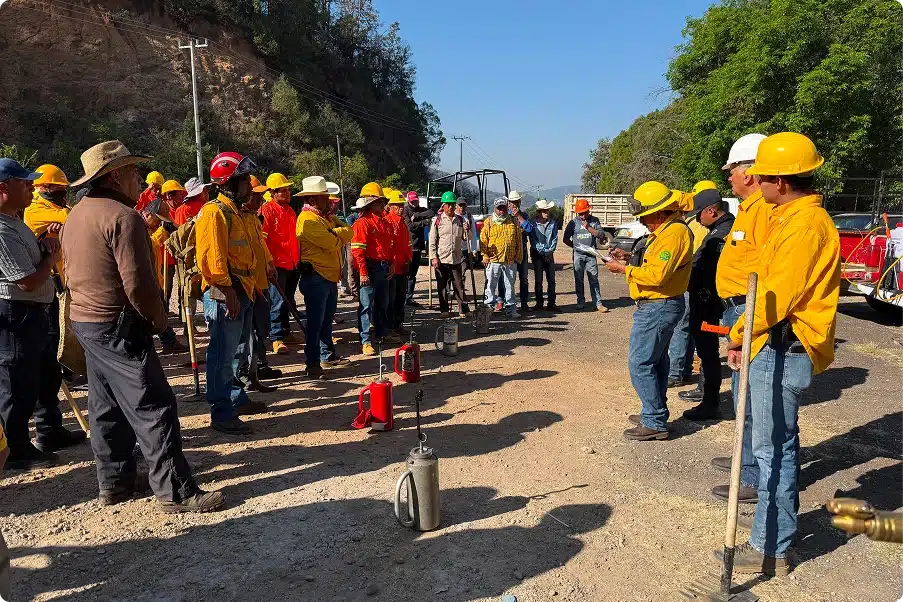 Entrega de equipo para brigadas y entrega de reconocimientos con despensas | Fundación Martí